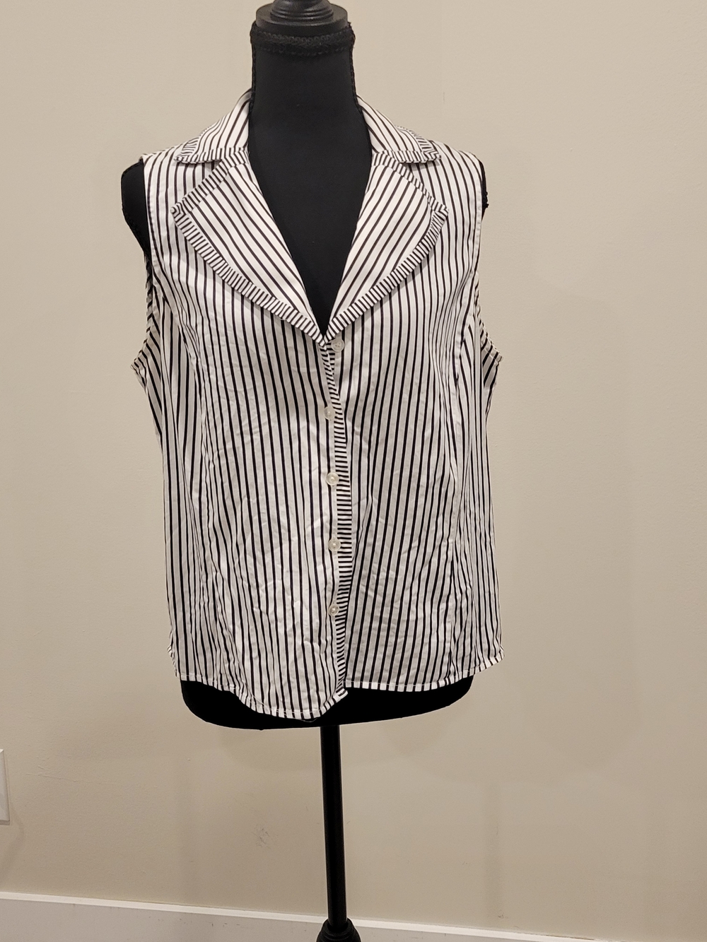Jones New York Black and White Striped Sleeveless Button-Front Top